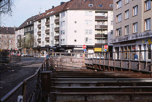 Universitäts-Straße 1989