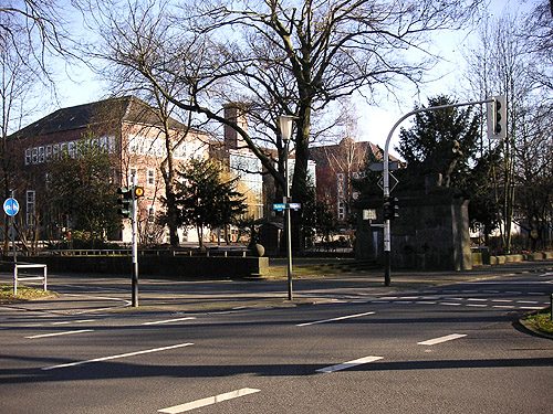 Schillerschgule mit Kriegerehrenmal 2008