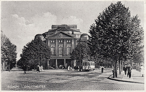 Stadttheater mit Straenbahn
